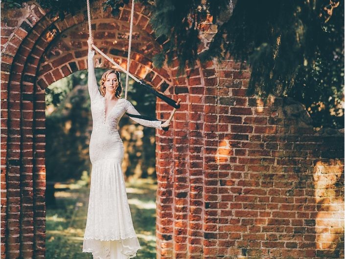 Brautkleid in luftiger Höhe – als Braut am Trapez ist mit Olvi’s Kleid vom Hochzeitshof Glaisin möglich