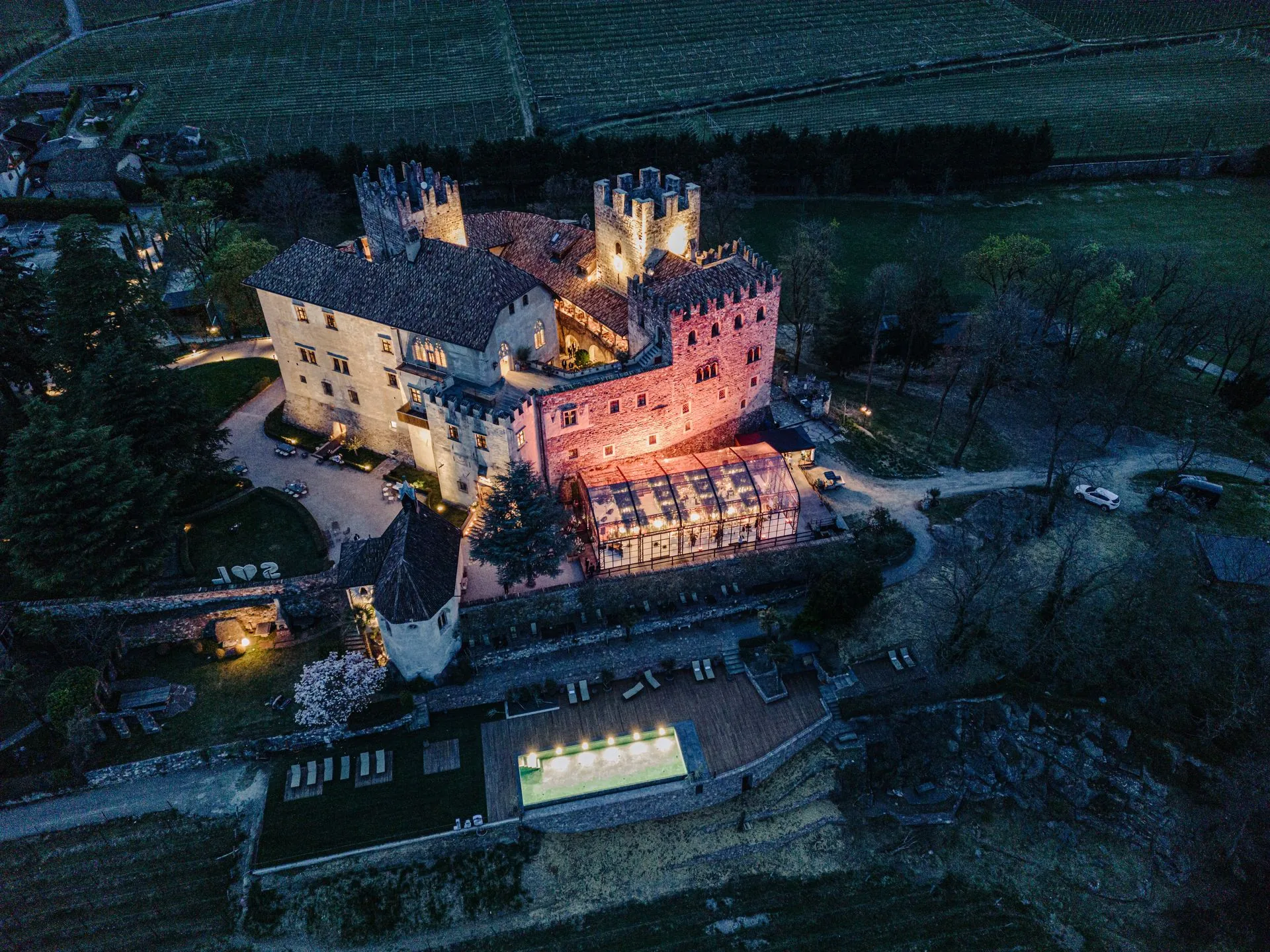 Hochzeitsfotograf Schloss Freudenstein 2 Hochzeitsfotograf Schloss Freudenstein – Luftaufnahme eines beleuchteten Schlosses