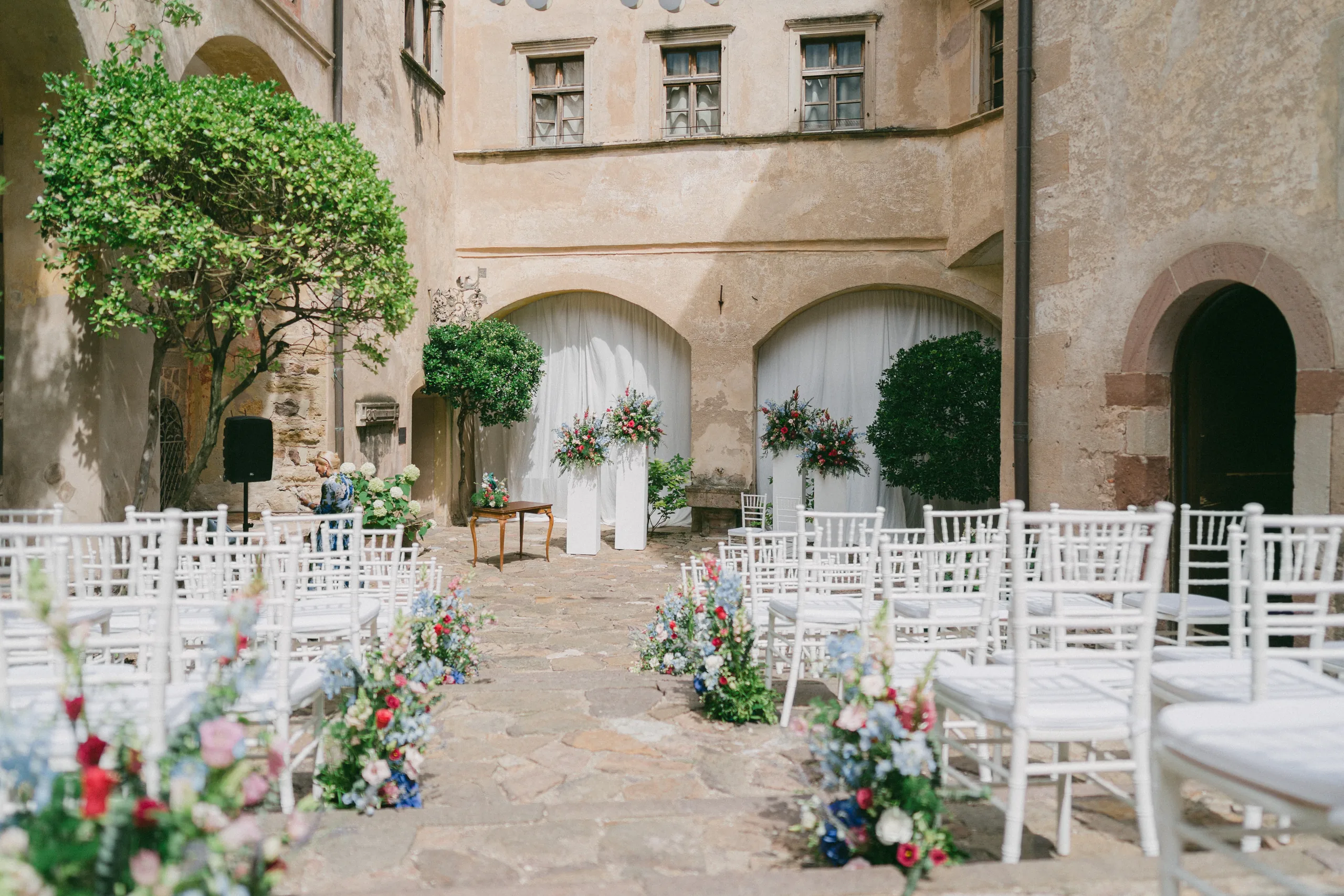 Hochzeitsfotograf Schloss Freudenstein 4 Hochzeitsfotograf Schloss Freudenstein – Bestuhlung im Innenhof einer Burg