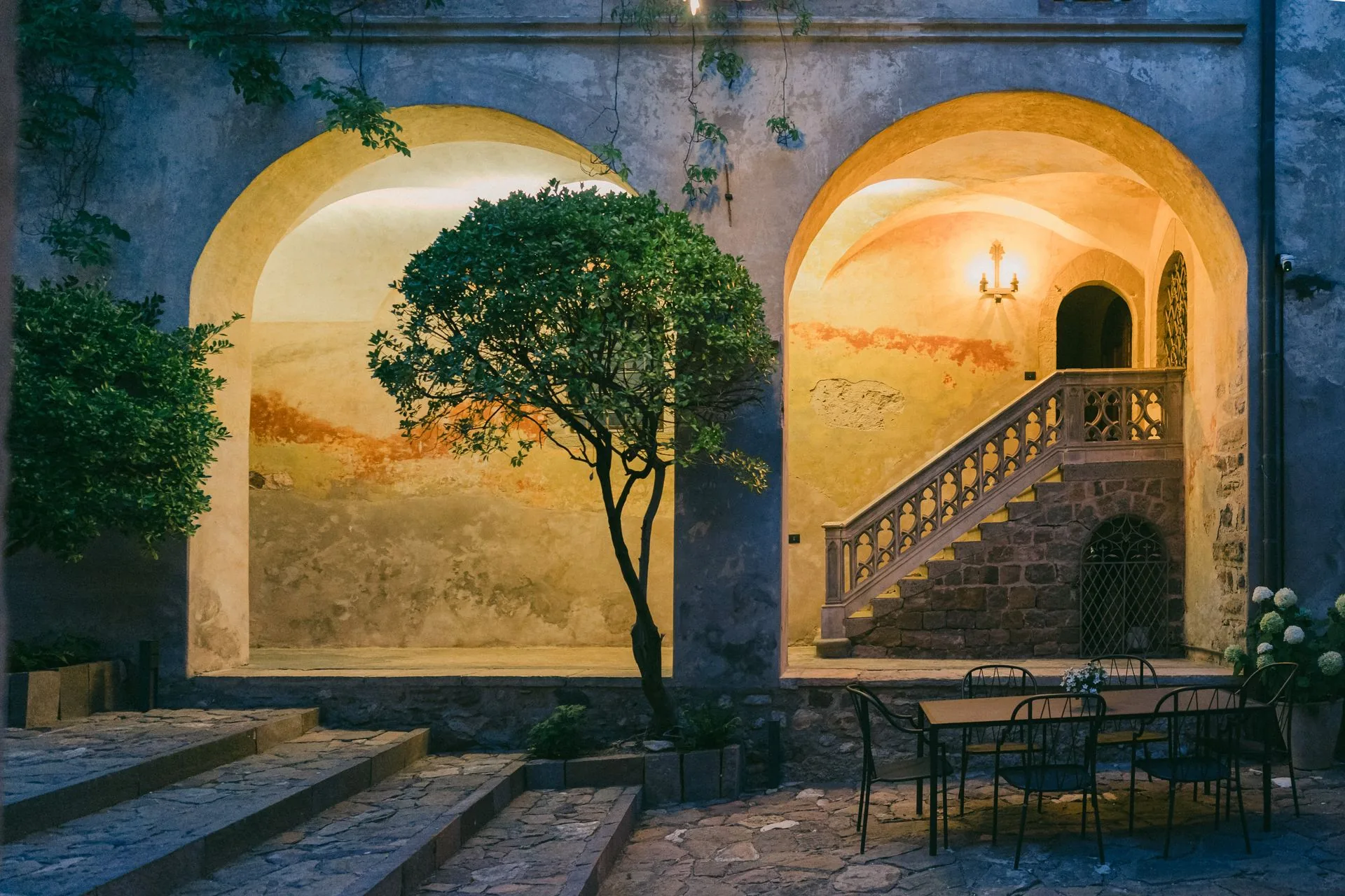 Hochzeitsfotograf Schloss Freudenstein 3 Hochzeitsfotograf Schloss Freudenstein – Beleuchteter Innenhof mit Torbögen