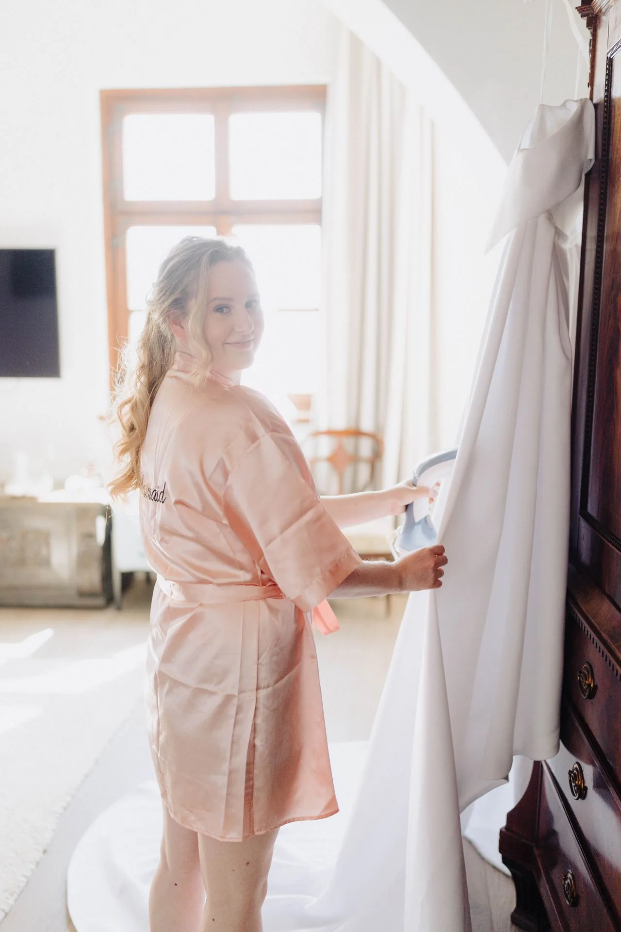 Hochzeitsfotograf Schloss Freudenstein 5 Hochzeitsfotograf Schloss Freudenstein – Braut im Morgenmantel beim Vorbereiten