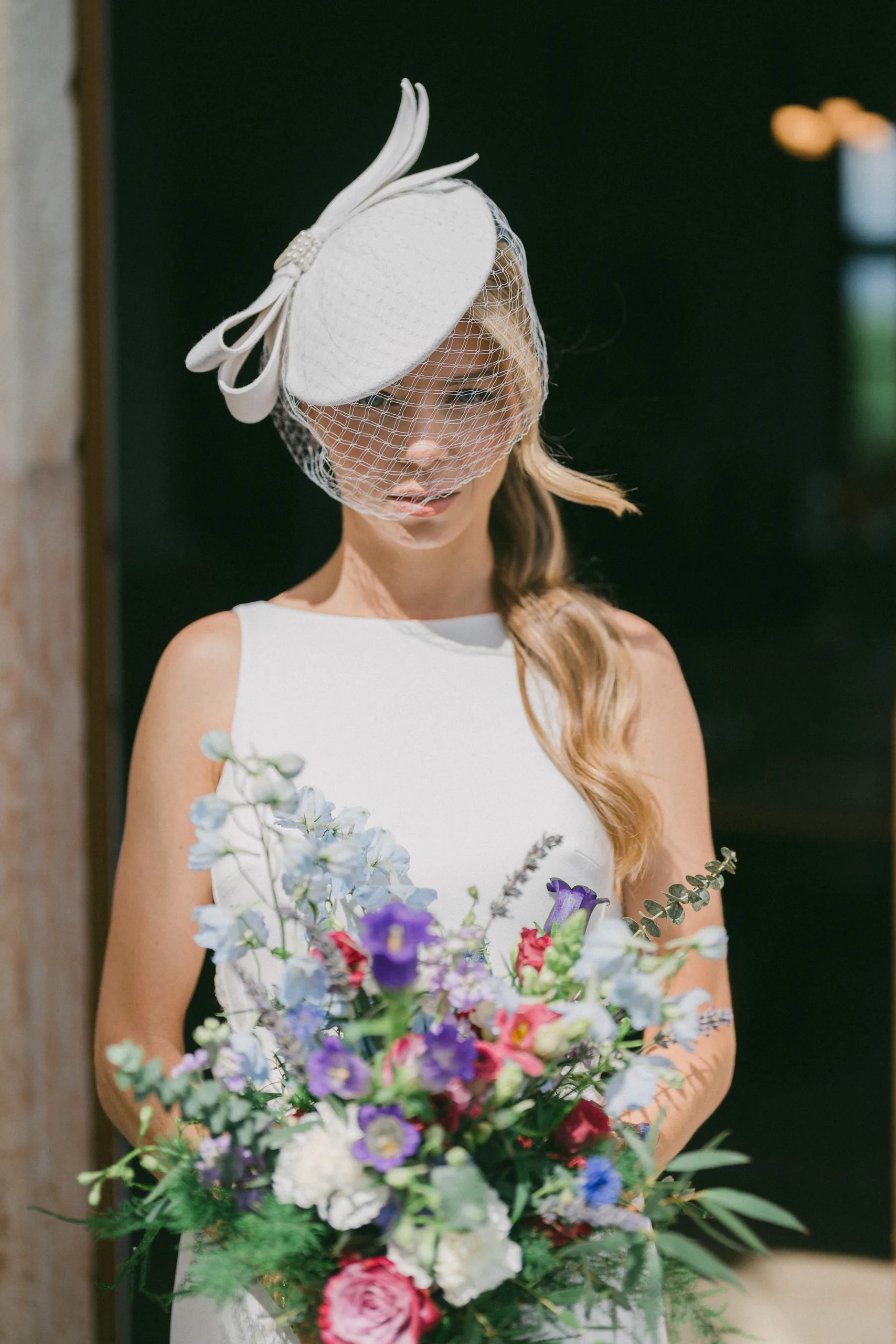 Hochzeitsfotograf Schloss Freudenstein 6 Hochzeitsfotograf Schloss Freudenstein – Braut mit Hut und Blumenstrauß