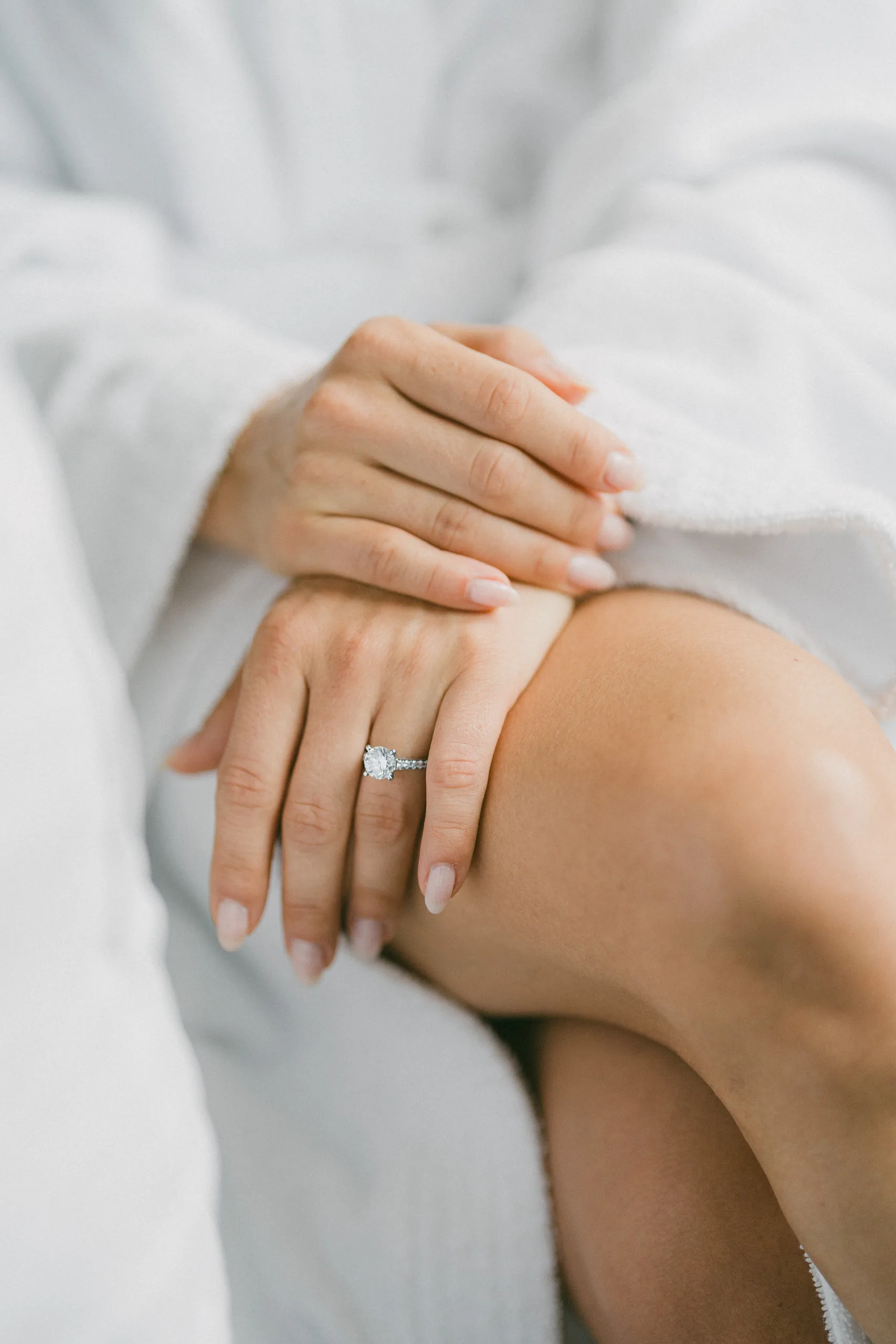 Hochzeitsfotograf Schloss Freudenstein 7 Hochzeitsfotograf Schloss Freudenstein – Hand mit Verlobungsring