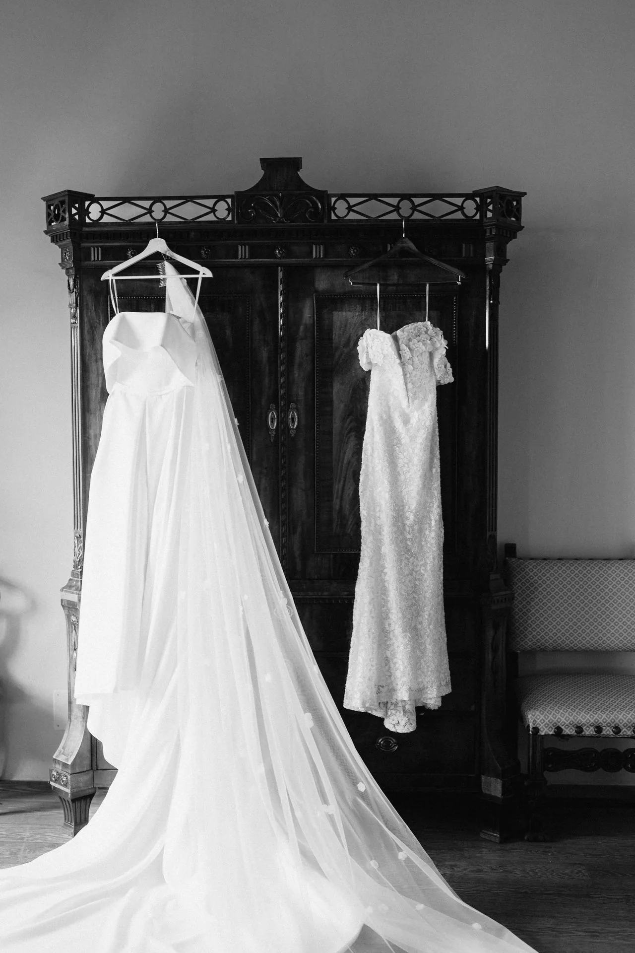 Hochzeitsfotograf Schloss Freudenstein 8 Hochzeitsfotograf Schloss Freudenstein – Brautkleid und zweite Kleidung an Kleiderschrank