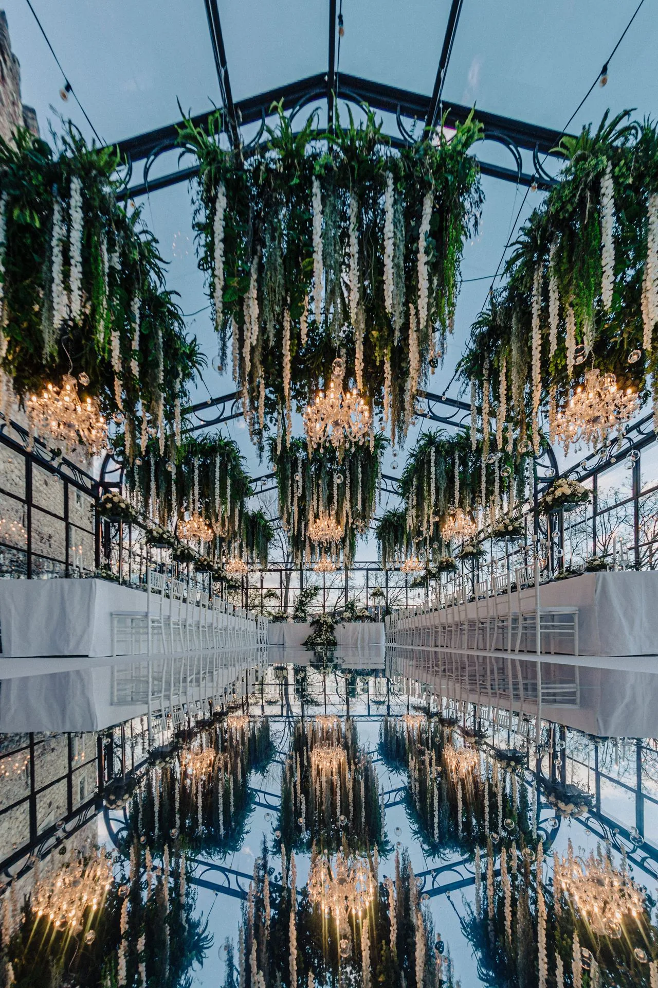 Hochzeitsfotograf Schloss Freudenstein 9 Hochzeitsfotograf Schloss Freudenstein – Blumendekoration unter Glasdach