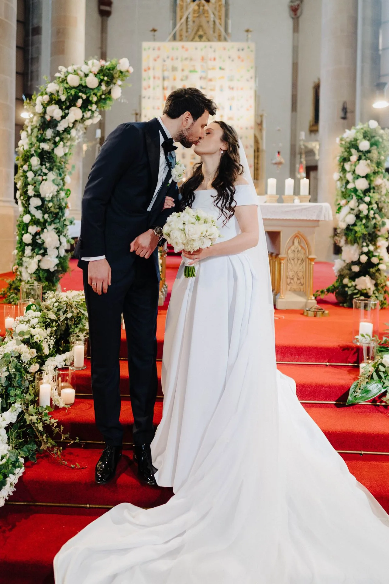 Hochzeitsfotograf Schloss Freudenstein 11 Hochzeitsfotograf Schloss Freudenstein – Brautpaar beim Kuss in der Kirche