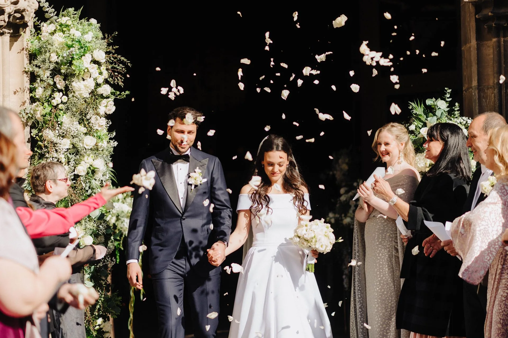 Hochzeitsfotograf Schloss Freudenstein 12 Hochzeitsfotograf Schloss Freudenstein – Brautpaar beim Auszug mit Blütenblättern