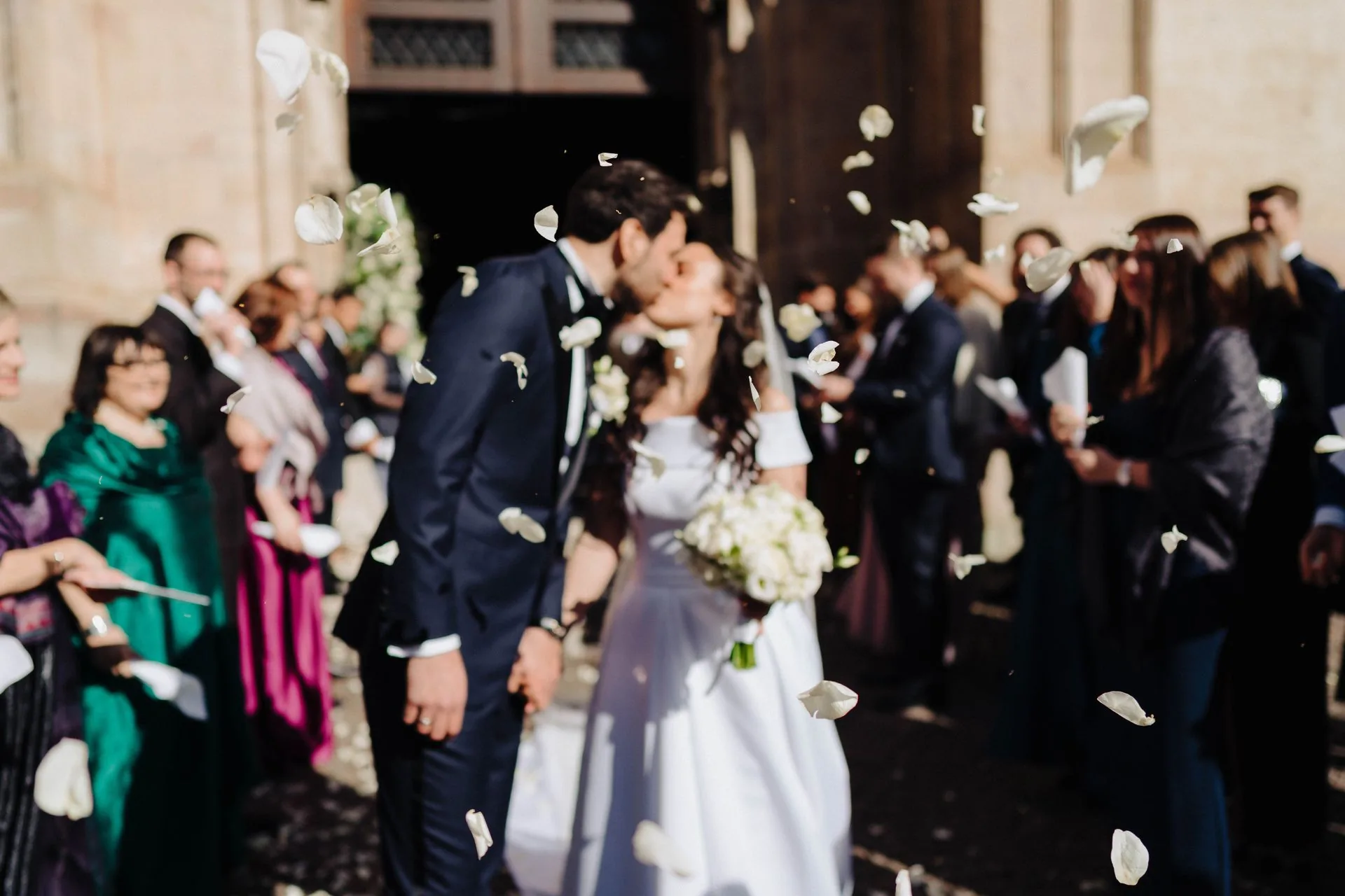 Hochzeitsfotograf Schloss Freudenstein 14 Hochzeitsfotograf Schloss Freudenstein – Brautpaar beim Kuss im Konfetti