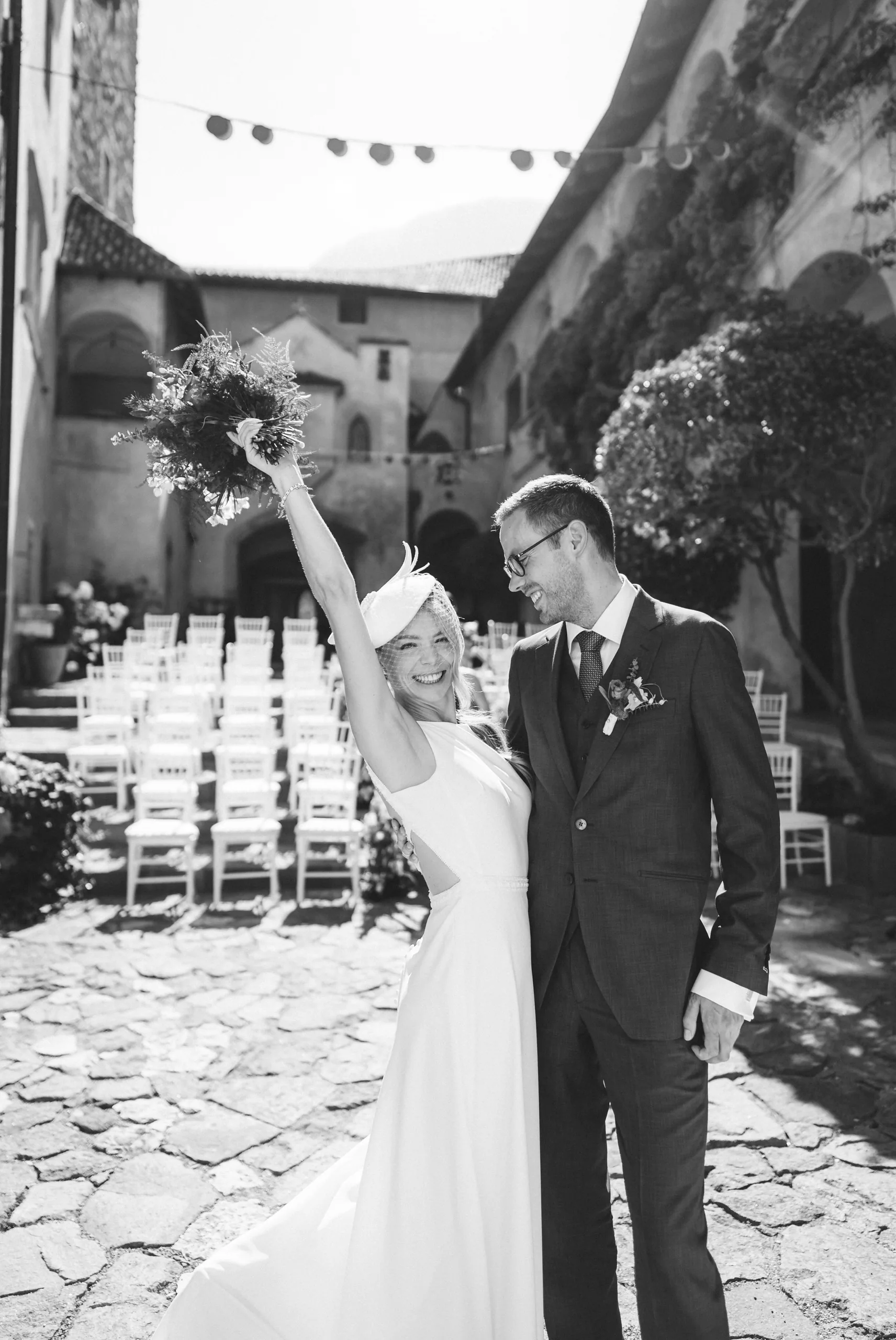 Hochzeitsfotograf Schloss Freudenstein 15 Hochzeitsfotograf Schloss Freudenstein – Brautpaar feiert mit hochgehaltenem Blumenstrauß