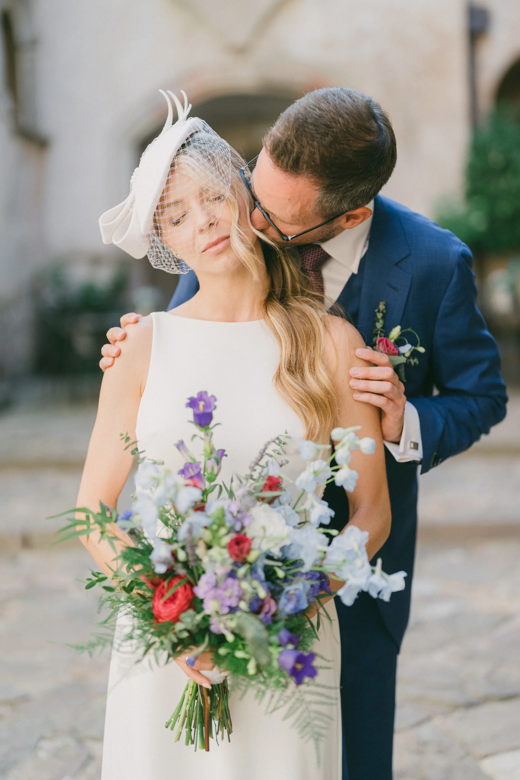 Hochzeitsfotograf Schloss Freudenstein 16 Hochzeitsfotograf Schloss Freudenstein – Brautpaar in inniger Umarmung