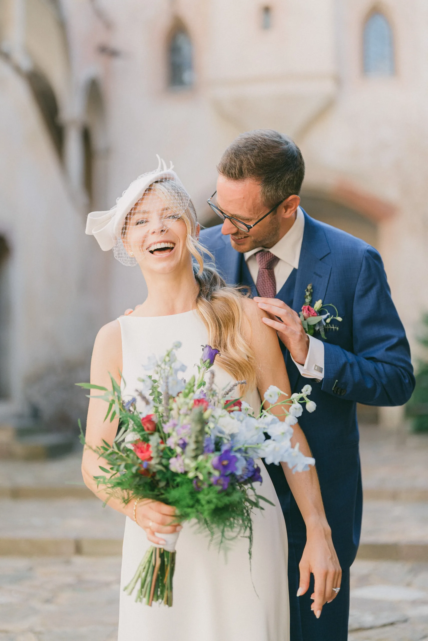 Hochzeitsfotograf Schloss Freudenstein 17 Hochzeitsfotograf Schloss Freudenstein – Brautpaar beim Lachen