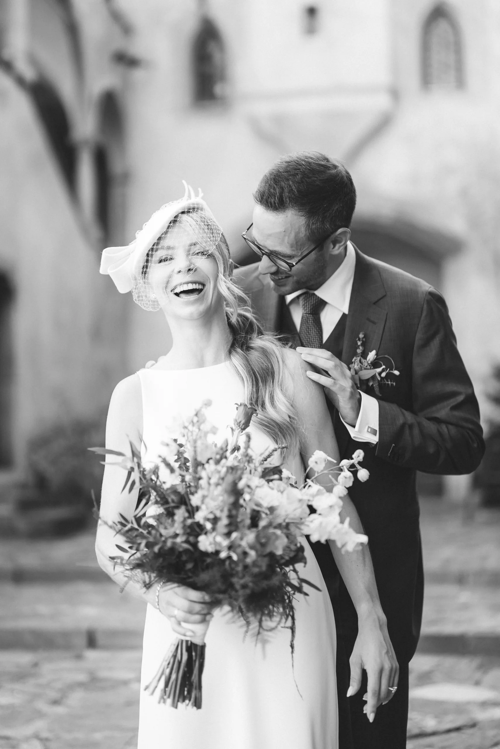 Hochzeitsfotograf Schloss Freudenstein 18 Hochzeitsfotograf Schloss Freudenstein – Brautpaar lachend im Porträt