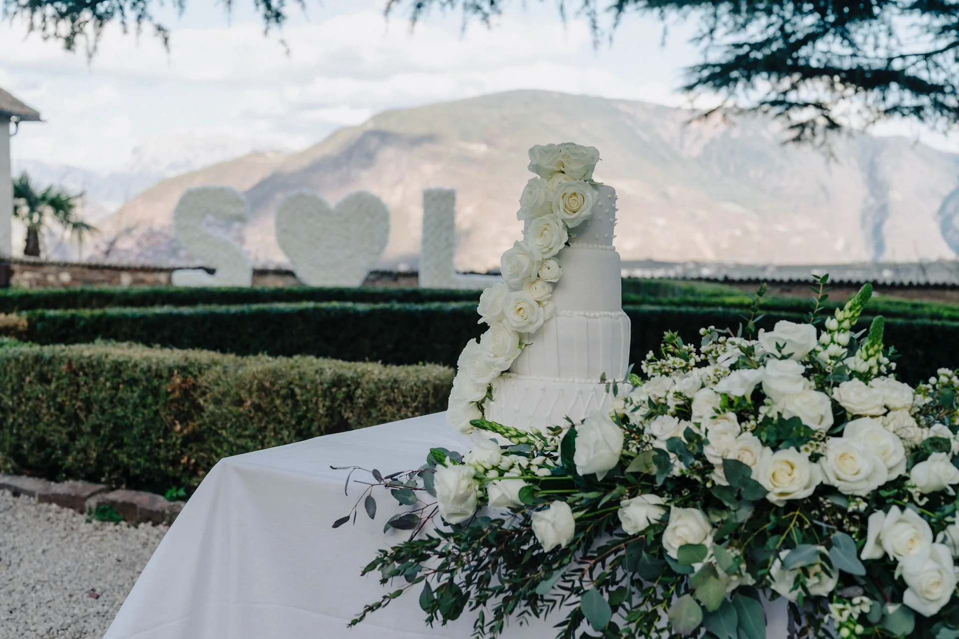 Hochzeitsfotograf Schloss Freudenstein 20 Hochzeitsfotograf Schloss Freudenstein – Hochzeitstorte mit weißen Rosen