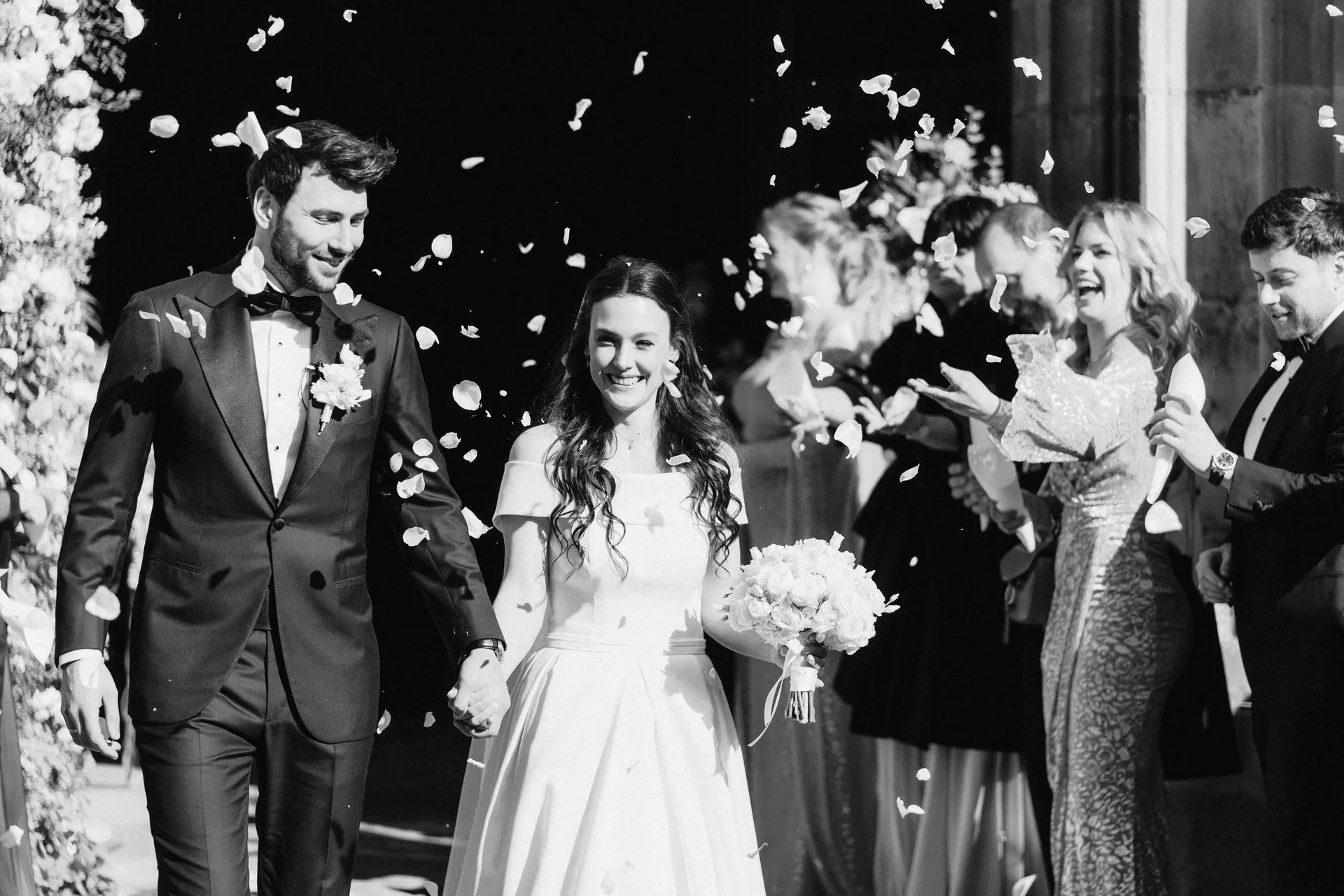 Hochzeitsfotograf Schloss Freudenstein 21 Hochzeitsfotograf Schloss Freudenstein – Brautpaar beim Auszug mit Konfetti