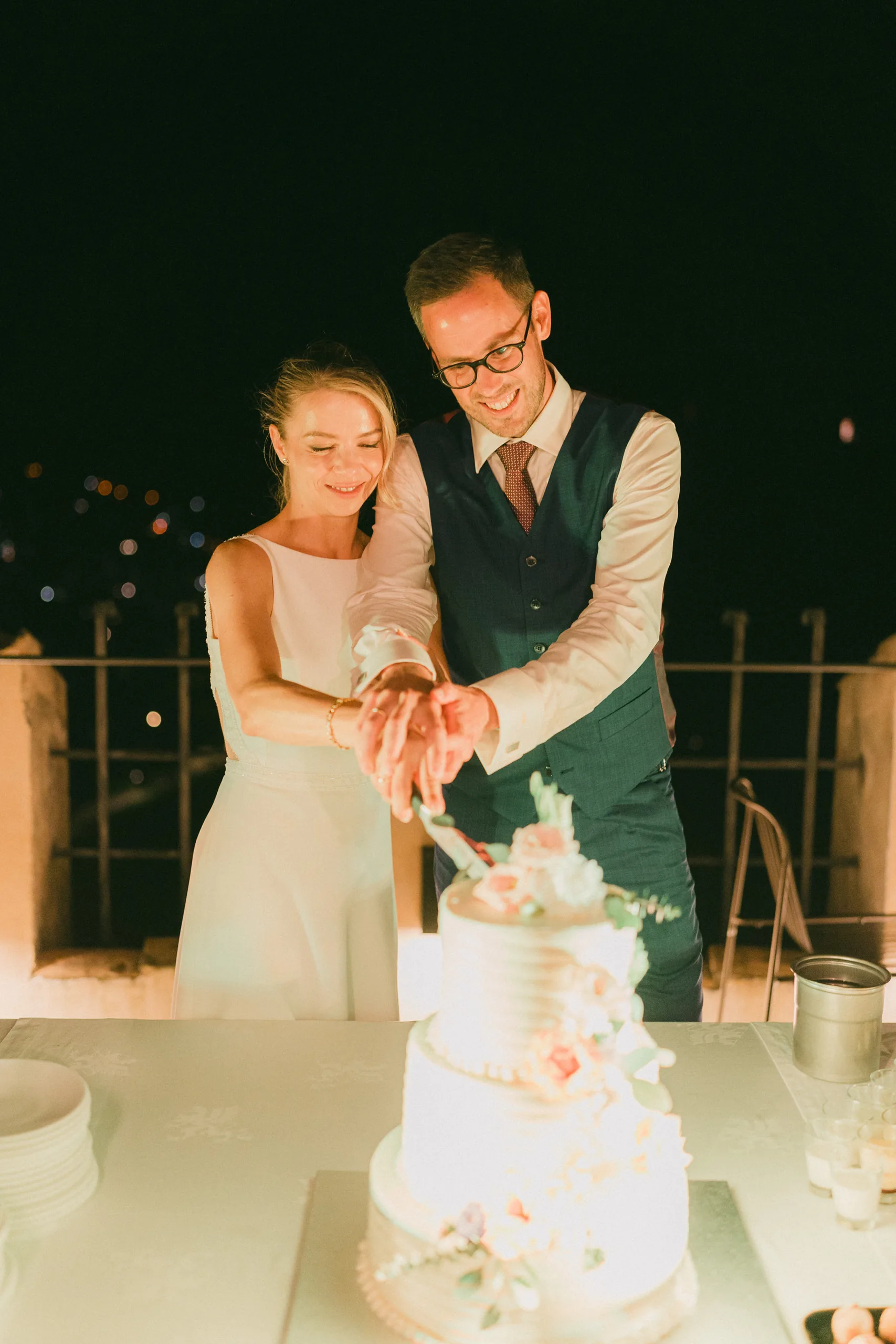 Hochzeitsfotograf Schloss Freudenstein 22 Hochzeitsfotograf Schloss Freudenstein – Brautpaar schneidet Hochzeitstorte