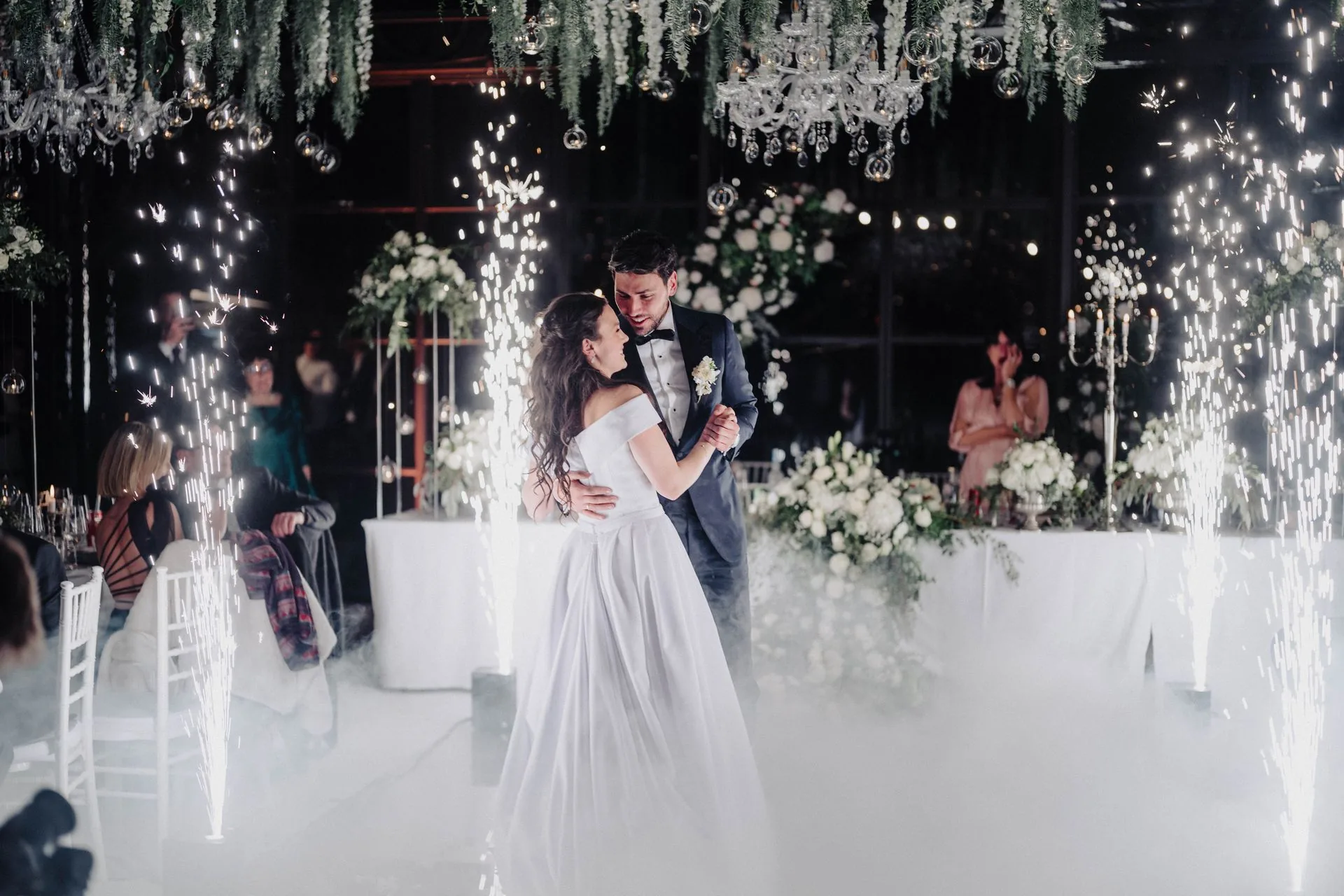 Hochzeitsfotograf Schloss Freudenstein 23 Hochzeitsfotograf Schloss Freudenstein – Brautpaar beim Tanz mit Wunderkerzen
