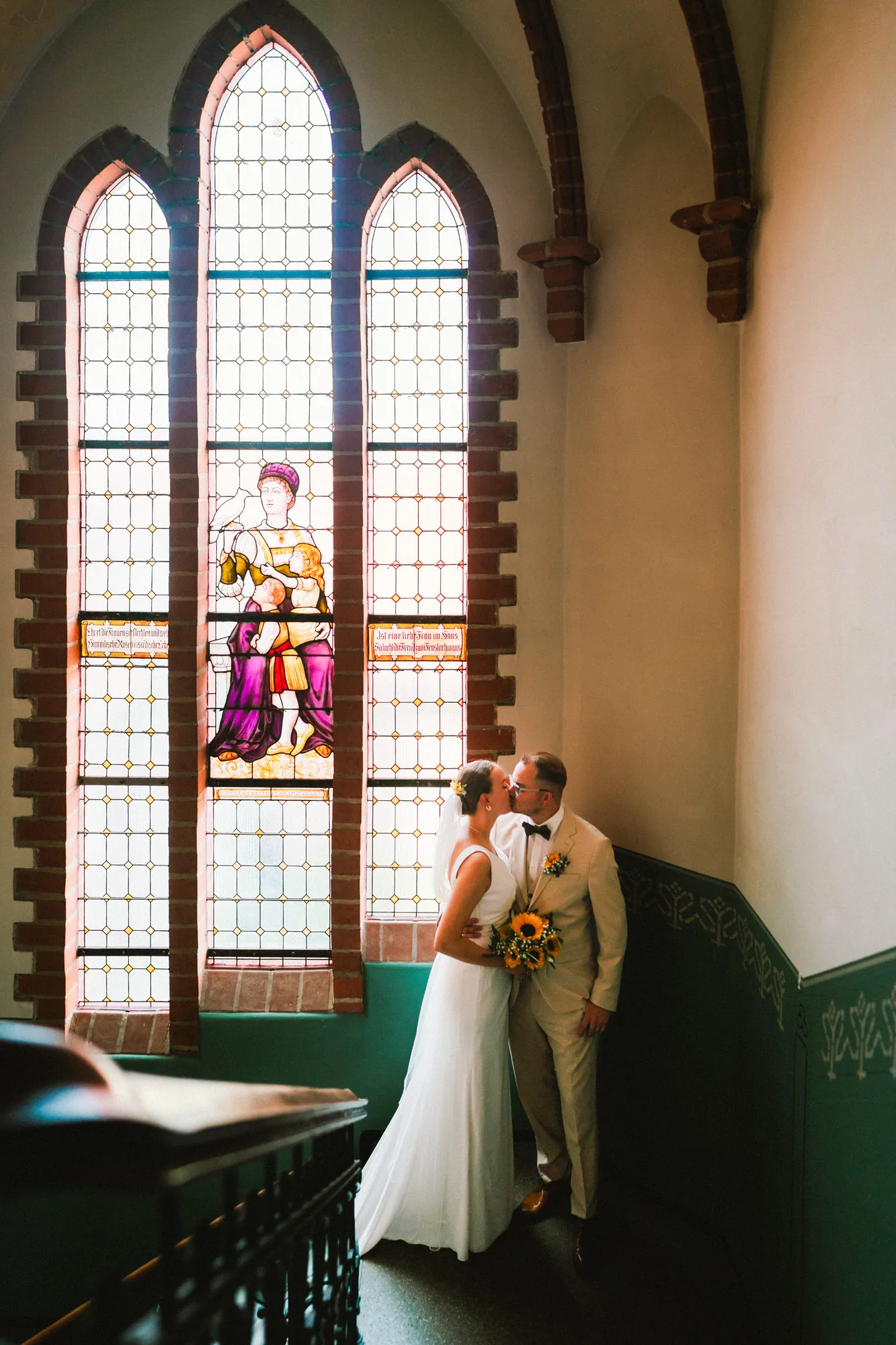 Hochzeitsfotograf Standesamt Unterspreewald — Rathaus Golßen 3 Hochzeitsfotograf Standesamt Unterspreewald Rathaus Golßen – Brautpaar vor dem Bleiglasfenster im Treppenhaus des Rathaus