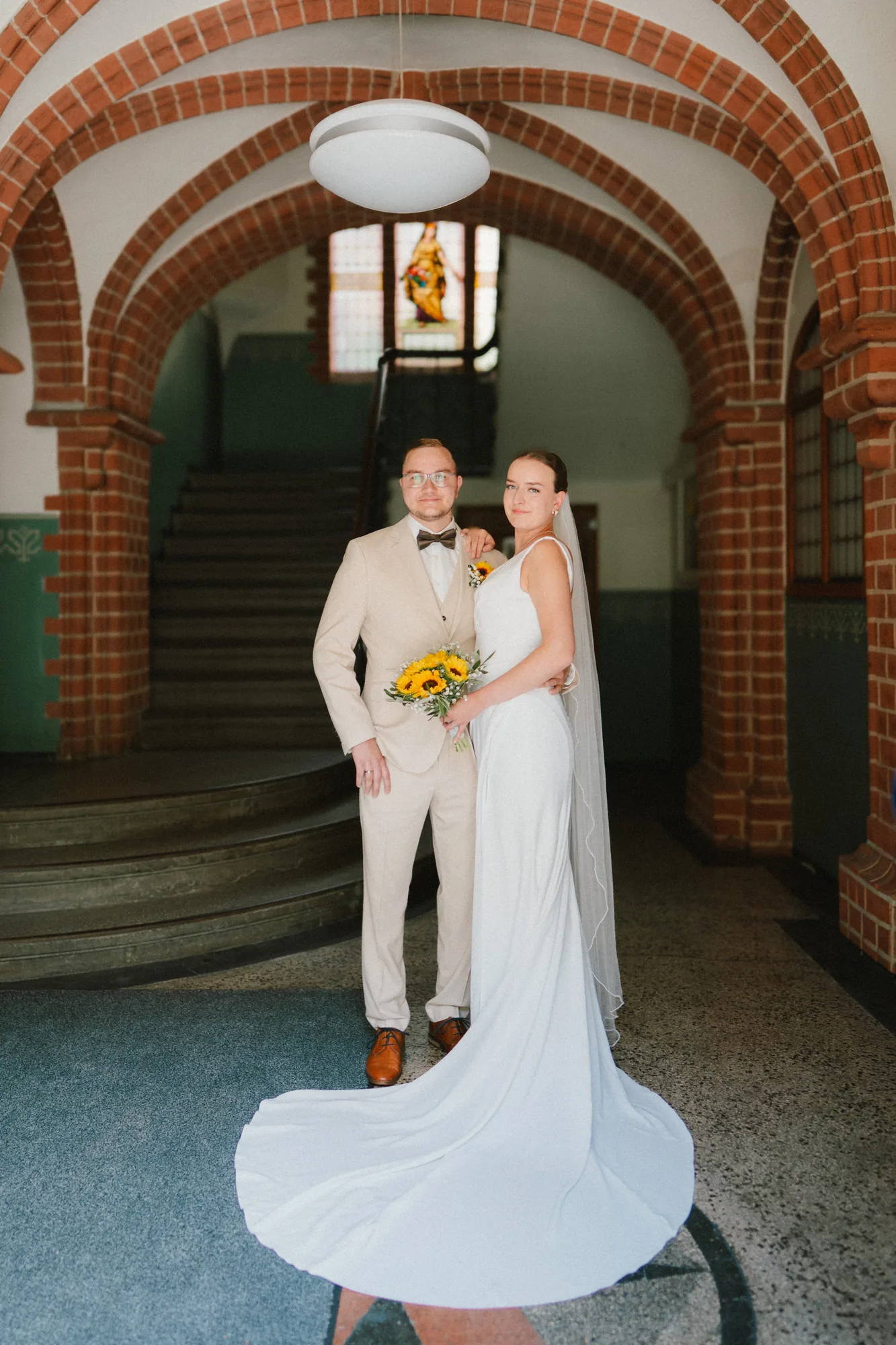Hochzeitsfotograf Standesamt Unterspreewald — Rathaus Golßen 4 Hochzeitsfotograf Standesamt Unterspreewald Rathaus Golßen – Brautpaar im Torbogen des historischen Treppenhauses, Rathau