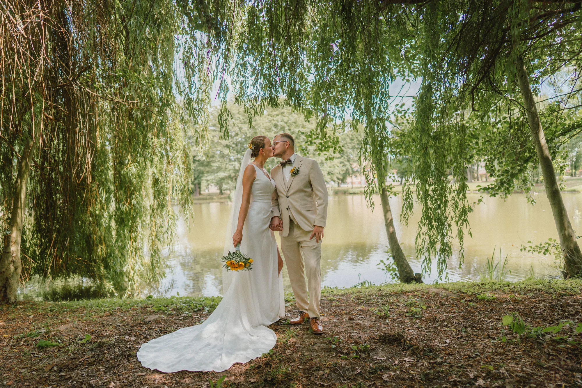 Hochzeitsfotograf Standesamt Unterspreewald — Rathaus Golßen 5 Hochzeitsfotograf Standesamt Unterspreewald Rathaus Golßen – Brautpaar beim Kuss unter der Trauerweide im Volkspark Golße