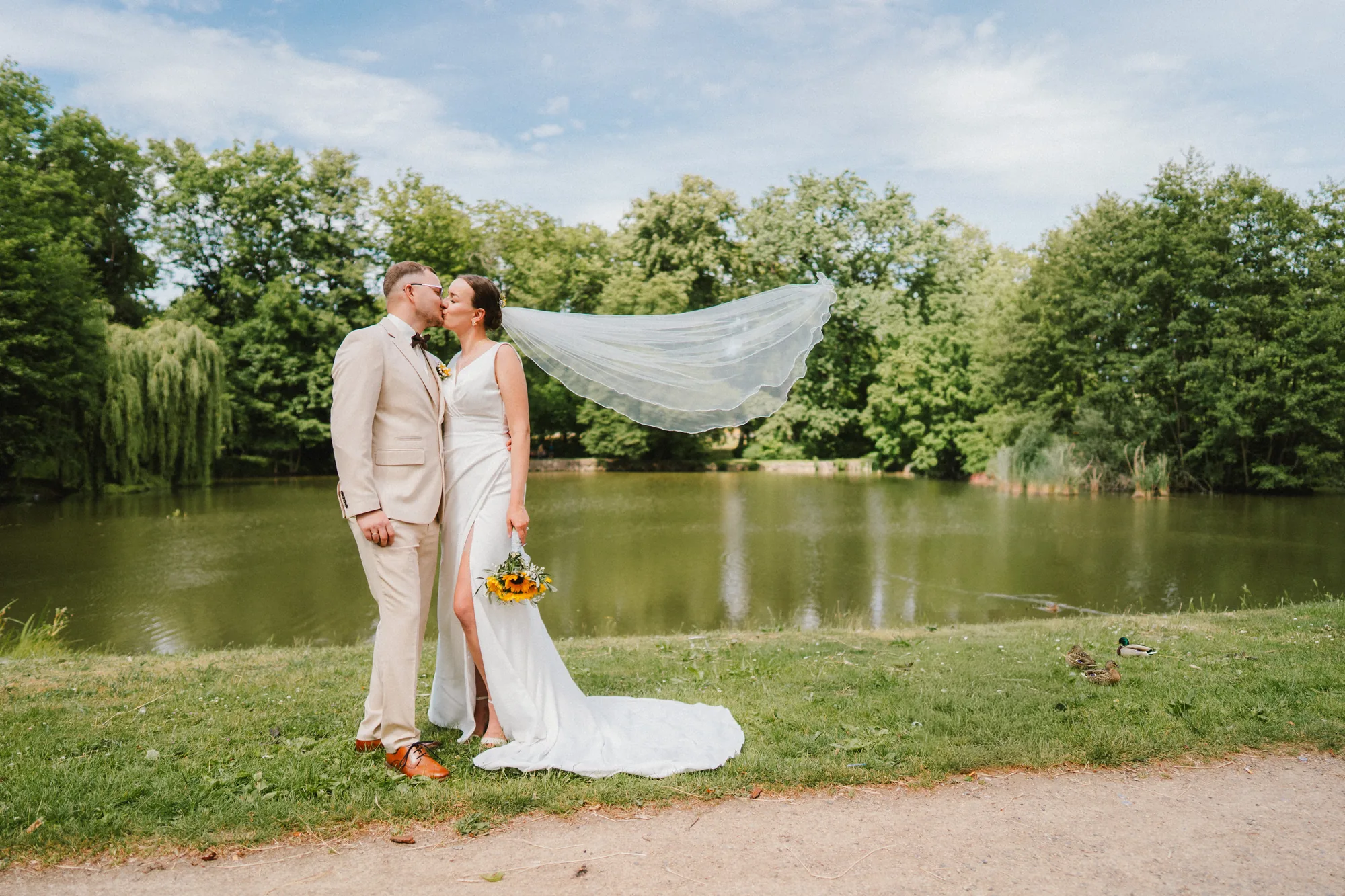 Hochzeitsfotograf Standesamt Unterspreewald — Rathaus Golßen 6 Hochzeitsfotograf Standesamt Unterspreewald Rathaus Golßen – Brautpaar beim Kuss am Teich im Volkspark Golßen